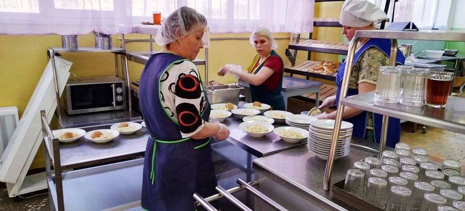 Сотрудники школьных пищеблоков сдали анализы на рота- и норовирусы. Столовые работают в штатном режиме