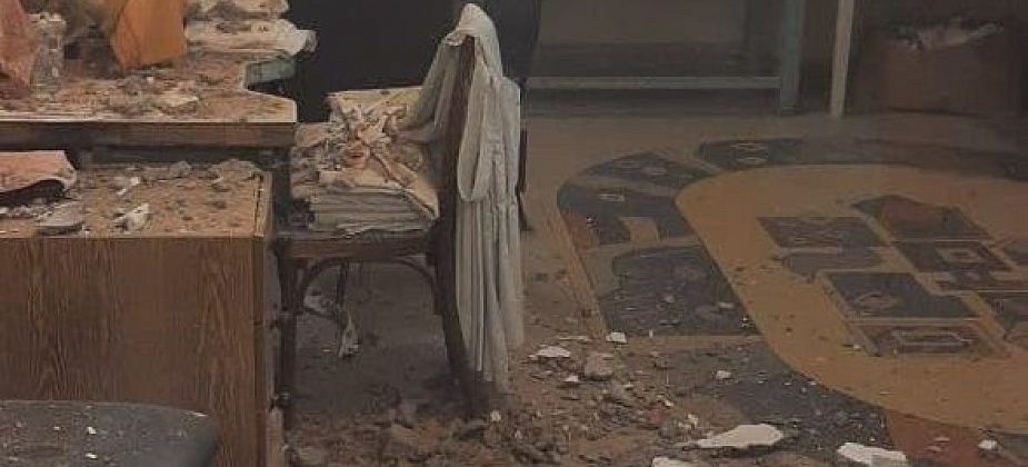 Во время сноса левого крыла больницы обрушился потолок одного из помещений действующего корпуса (фотофакт)