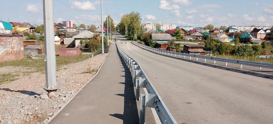 Жительница Североуральска просит сделать пешеходное ограждение на мосту более высоким