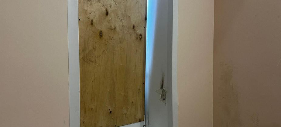 Управляющая компания заколотила разбитые окна в девятиэтажке для сирот фанерой. Злоумышленник найден