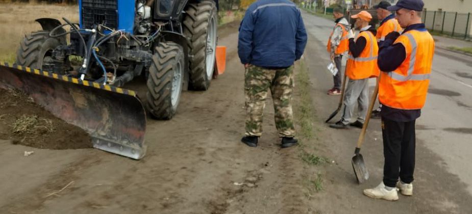 Вдоль дороги по Павла Баянова сняли слой грунта, чтобы проезжую часть не топило