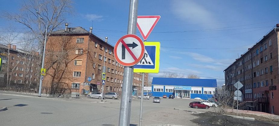 На повороте с улицы Чкалова на Каржавина стоит знак «Уступи дорогу». Но водители нарушают ПДД и не уступают