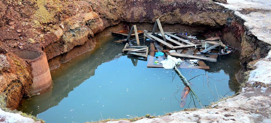 Раскопали и… забыли. В Третьем Северном яма заполнена водой и не огорожена