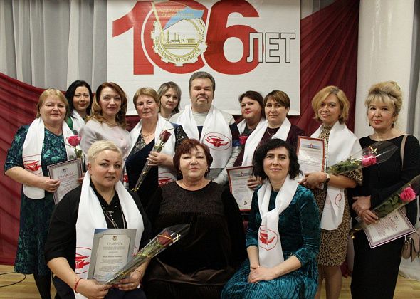 15 сотрудников профсоюза ЦГБ наградили. Председатель Джамиля Исупова благодарит коллег 
