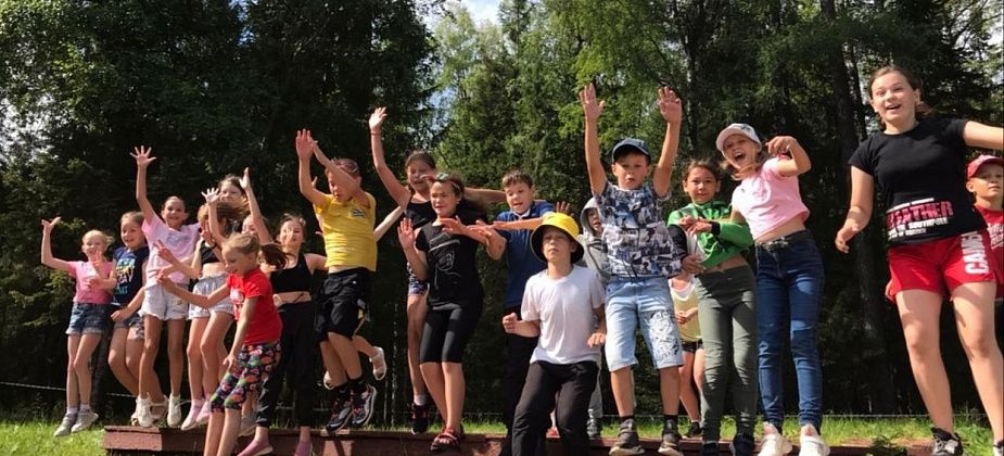 Североуральских ребят приглашают отдохнуть недельку в загородном лагере. Обещают, что будет весело