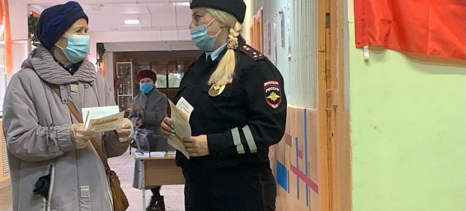 Сотрудники полиции обеспечили правопорядок на избирательных участках. И проголосовали