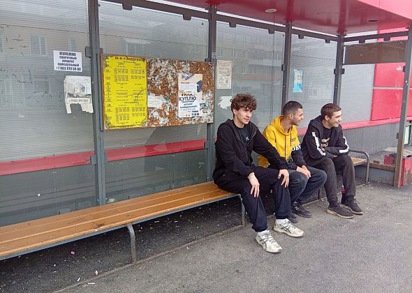 В остановочном комплексе у “Марии” положили новый асфальт. Лавочка "утонула"