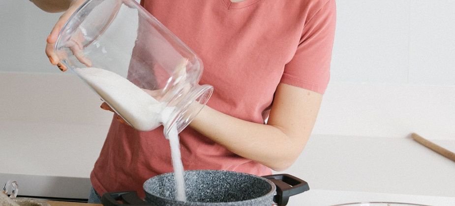 ПНИ закупает продукты - колбасу вареную, мясо цыпленка и сахар. Особенно “радует” цена на последний товар