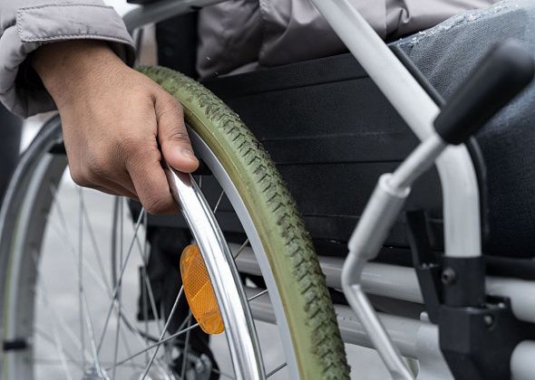 После операции мужчина на ноги не встал. Помыть - проблема. На реабилитацию денег нет