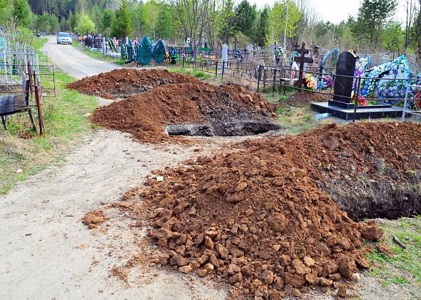 Краевед интересуется, когда откроют новое кладбище. На действующем копают могилы прямо на дороге