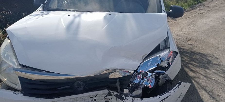 ДТП в районе поста ГАИ - дама выехала на "встречку" и врезалась в "Рено Логан"