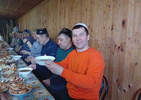 Североуральские татары отмечают Ураза-байрам праздничной молитвой и богатым застольем