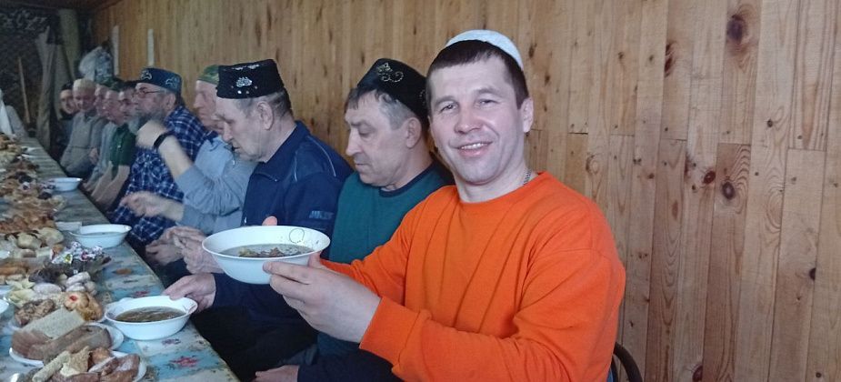 Североуральские татары отмечают Ураза-байрам праздничной молитвой и богатым застольем