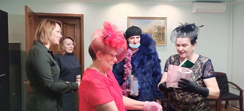 Инвалиды поздравили с наступающим руководство города, банк “Открытие” и субровских ветеранов. Весьма неожиданно
