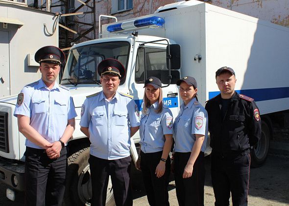 Североуральские полицейские поздравляют ветеранов и сотрудников охранно-конвойной службы с профессиональным праздником