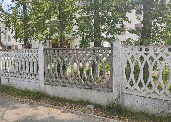 Больничный забор по улице Ленина восстанавливают (фотофакт)