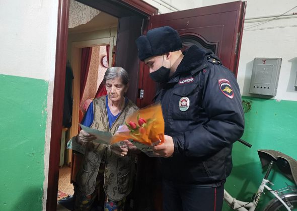 Североуральские участковые в преддверии празднования 8 Марта посетили пенсионерок