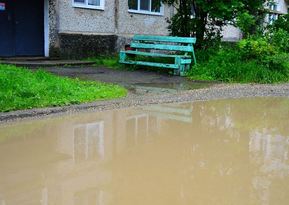 «Наши дети что, хуже других?» Жители Кальи жалуются на отсутствие асфальта и детской площадки