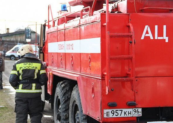 В Североуральске сгорели погрузчик и хозпостройка