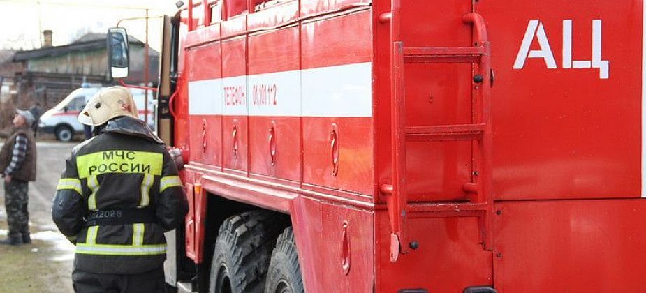 В Североуральске сгорели погрузчик и хозпостройка