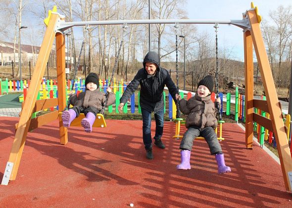 Сквер “Танцевальный” почти готов. На детских площадках папы с малышами