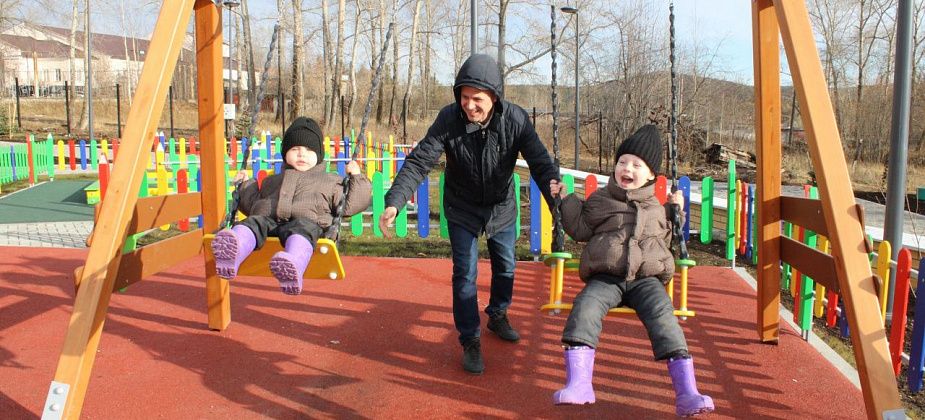 Сквер “Танцевальный” почти готов. На детских площадках папы с малышами