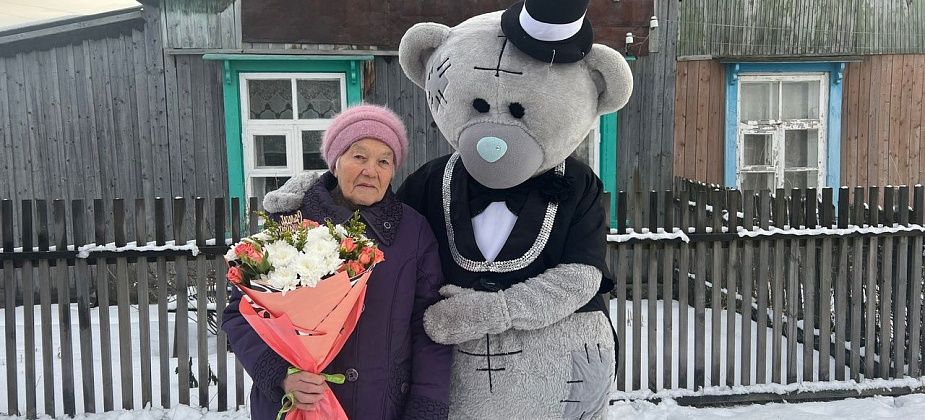 Работники клуба поселка Покровск-Уральский поздравили с 90-летним юбилеем Ольгу Протасиевну Егорову