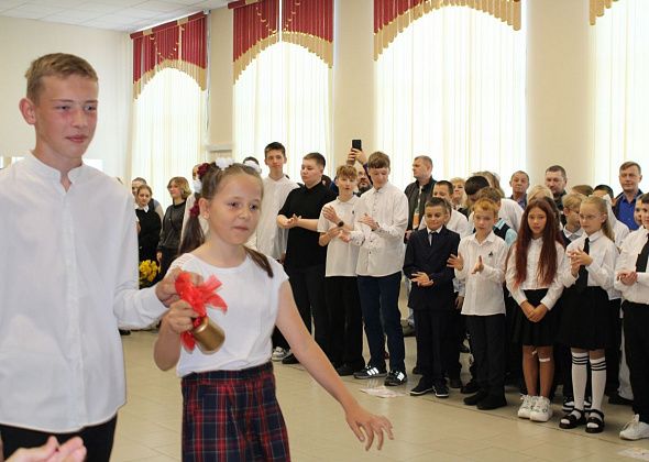 В школах Североуральска прозвенел первый звонок. На фото - линейка в школе №9