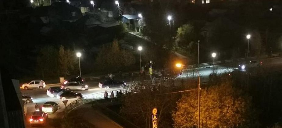 На мосту по Ленина произошло жуткое ДТП. Автомобиль — в хлам, люди чудом не пострадали