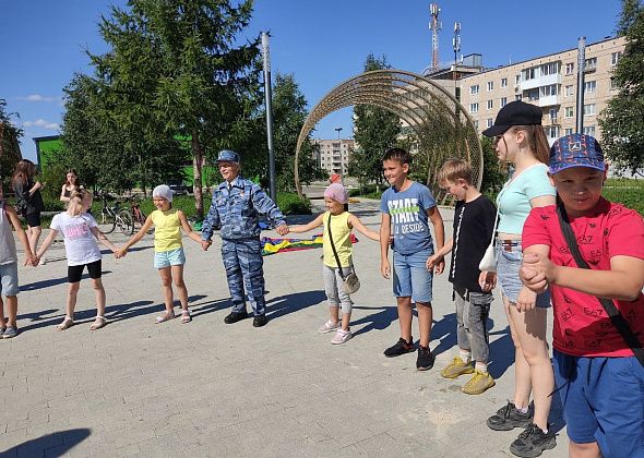 В парке "Молодежный" сотрудники полиции Североуральска провели для детей веселую зарядку