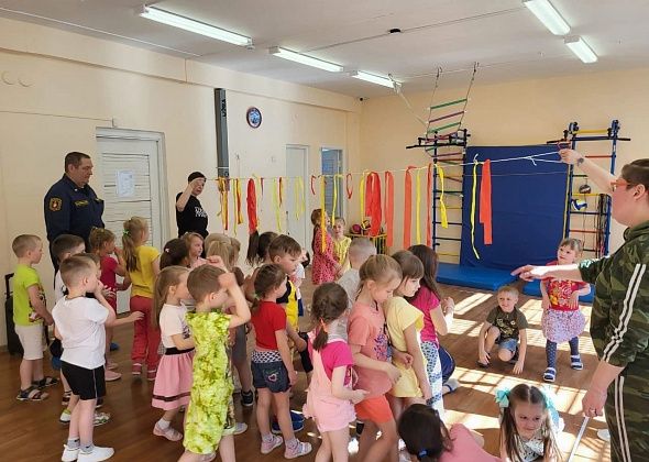 Пожарники приезжали в детский сад №5 в Черемухово и познакомили детей с профессией