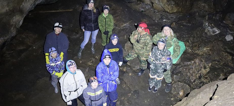 Музей организовал для ребят экскурсии в пещеру  и на скалы.  Везде собирали мусор