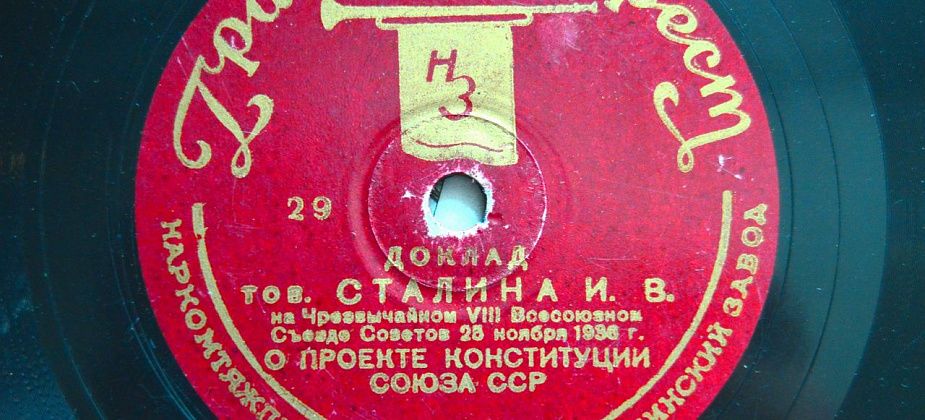 Североуральского краеведа поблагодарили за уникальный подарок музею Югорска