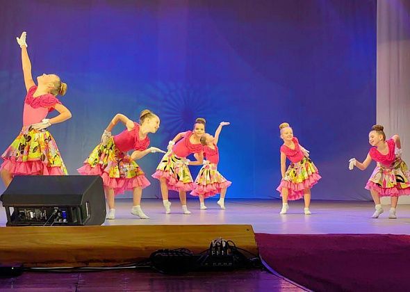 Девчонки из коллектива “Лада” - лауреаты городского конкурса “Звездный мир”