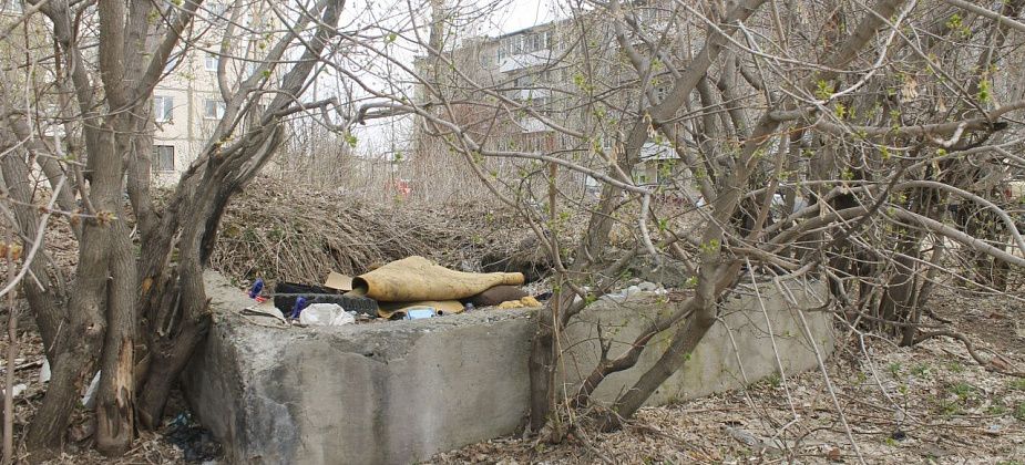 Во дворе у церкви - поросшие бурьем фундаменты старых бараков. Убрать бы их и порядок навести
