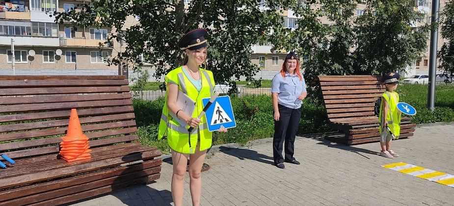 В парке «Молодежный» сотрудники ГИБДД провели игровую программу для детей