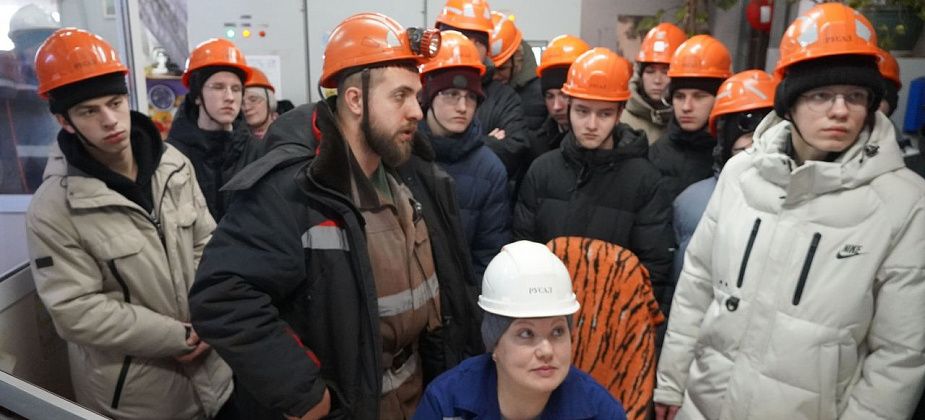 Школьники технического класса поднялись на копер шахты «Черемуховская-Глубокая»