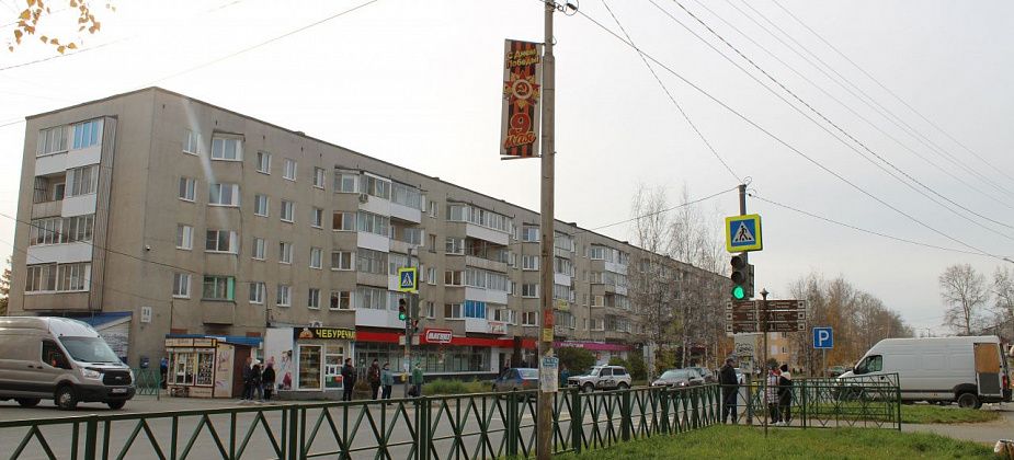 Пенсионерка благодарит молодого человека, который оплатил за нее продукты в «Магните»