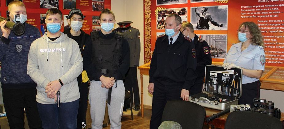 Североуральские полицейские и Общественный совет при ОМВД присоединились к Всероссийской акции МВД России «Студенческий десант»