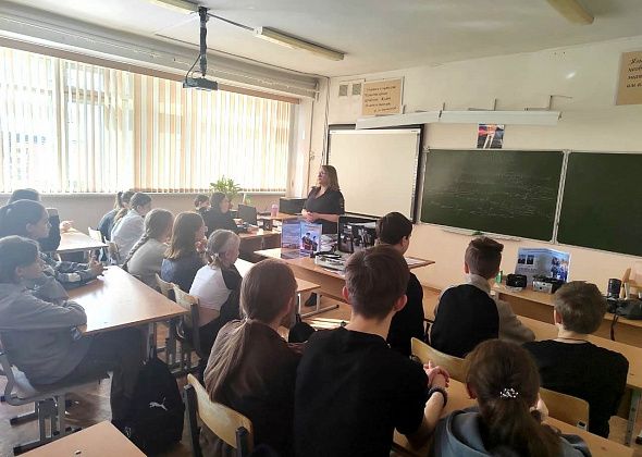 Майор полиции провела профилактическую беседу и рассказала о работе криминалиста в школе №1