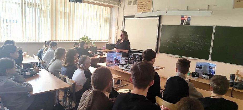 Майор полиции провела профилактическую беседу и рассказала о работе криминалиста в школе №1