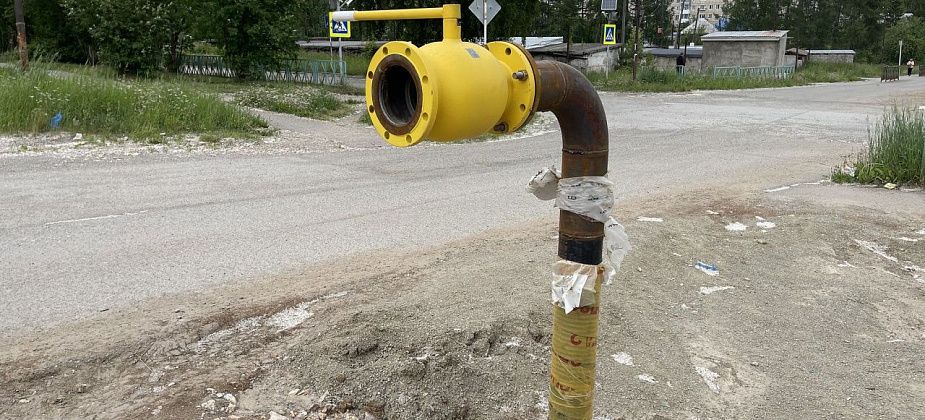 Женщина на иномарке врезалась в газовую трубу и уехала с места ДТП 