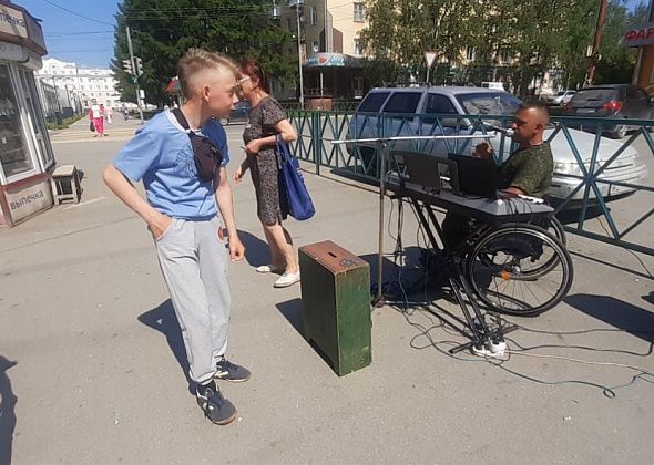 "Я не заморачиваюсь: дадут деньги или нет". На улице в Североуральске пел колясочник - ветеран чеченской кампании