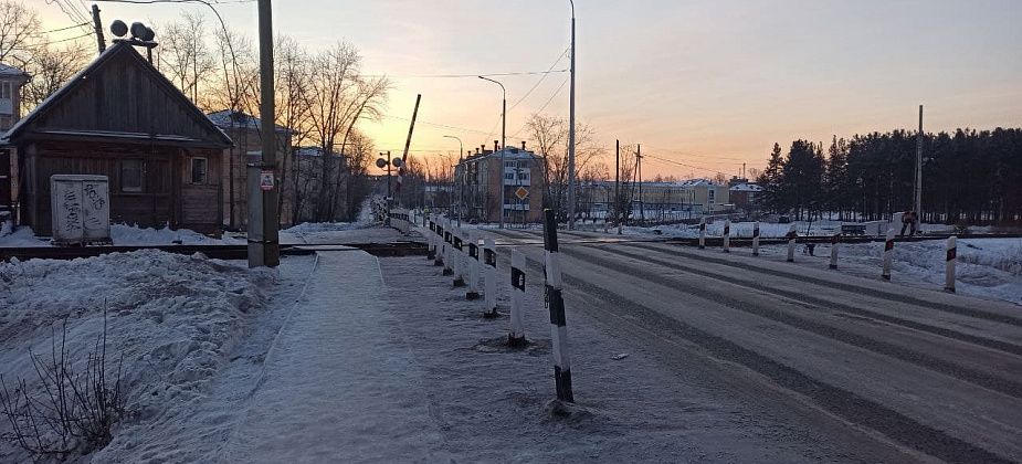 Жительница Южного просит расчистить от снежных завалов колонку возле железнодорожного переезда. И не только