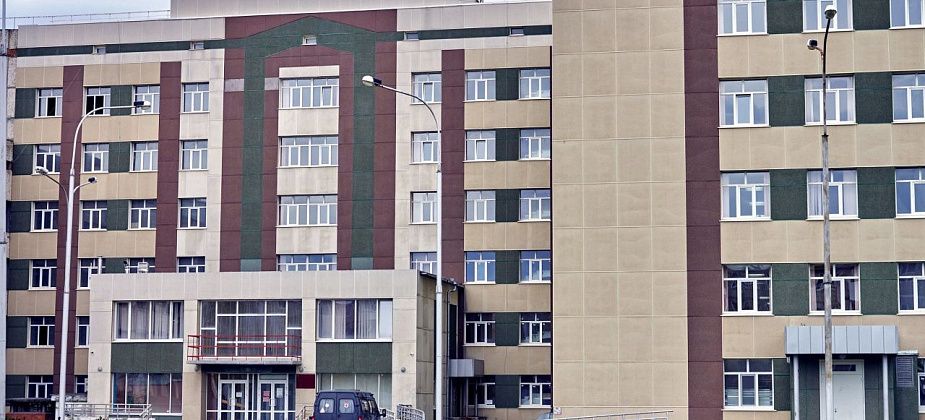 Жительница Североуральска, выпавшая из окна квартиры на 5 этаже, находится в реанимации