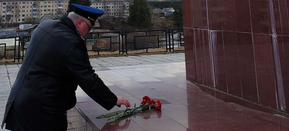 Сотрудники североуральской прокуратуры возложили цветы к монументу “Слава героям фронта и тыла”