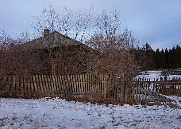 Дом в Покровске-Уральском, в котором прописаны ребята-сироты, признали аварийным