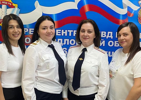 Полицейские Североуральска поздравляют коллег из финансовой службы с профессиональным праздником