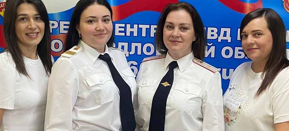 Полицейские Североуральска поздравляют коллег из финансовой службы с профессиональным праздником