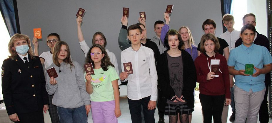 17 юных североуральцев получили паспорта в библиотеке